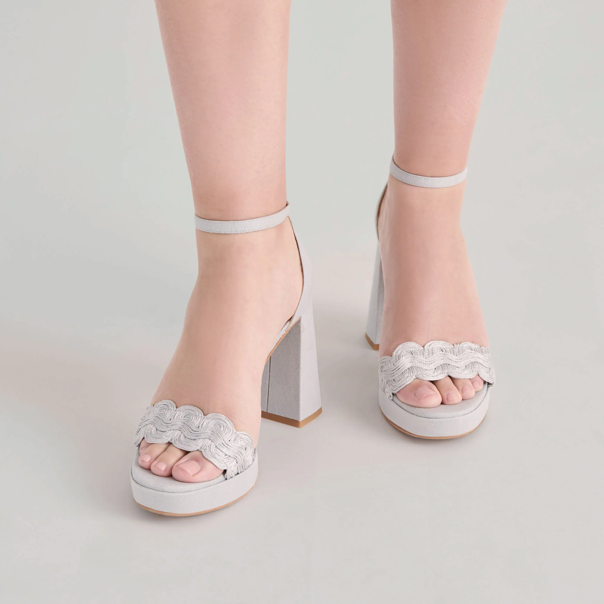 PELTIN HEELS GREY WOVEN RAFFIA - Image 4